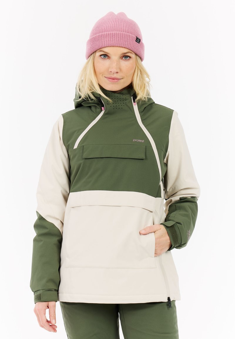 Groene en crèmekleurige skijas met een voorzak, verstelbare capuchon en ritsen; gecombineerd met een roze gebreide beanie. Gladde nylon textuur.