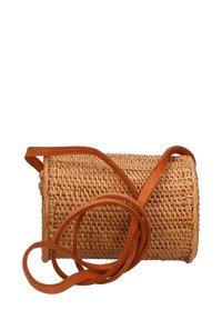 Borsa di paglia intrecciata con forma cilindrica, dotata di una tracolla in pelle marrone. La texture è naturale e il colore è un beige chiaro.