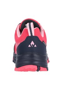 Valkoiset ja laivastonsiniset urheilukengät, joissa on teksturoitu verkko-osa, kumipohja ja kantapään vetotappi; takana logo-aksentti.