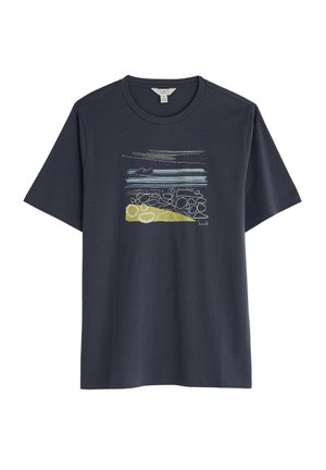 Marineblauwe katoenen t-shirt met korte mouwen, met een abstracte zand- en rotsafbeelding in lichte blauwe en groene tinten.