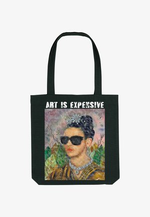 Zwarte tote bag met een gestileerd portret van een vrouw met zonnebril en sieraden, bovenaan staat de tekst "KUNST IS DUUR."