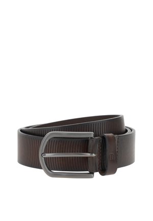 Ceinture en cuir marron foncé avec des lignes verticales en relief et une boucle métallique rectangulaire argentée, enroulée sur un fond blanc.