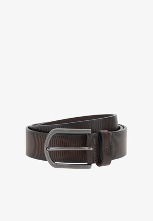 Cinturón de cuero marrón oscuro con líneas verticales en relieve y hebilla metálica rectangular plateada, enrollado sobre fondo blanco.