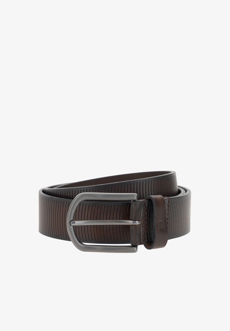 Ceinture en cuir marron foncé avec des lignes verticales en relief et une boucle métallique rectangulaire argentée, enroulée sur un fond blanc.