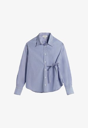 Sininen ja valkoinen pystyraitainen pitkähihainen nappipaita, jossa on kaulus ja oikealla puolella solmittu rusetti.