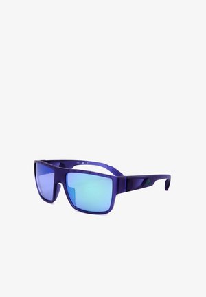 Occhiali da sole sportivi viola con grandi lenti rettangolari blu specchiate e logo Adidas sulle astine su sfondo bianco.