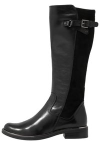 Černé kozačky ke kolenům kombinující hladkou kůži a semiš. Jsou vybaveny boční sponou a nízkým stohovaným podpatkem.