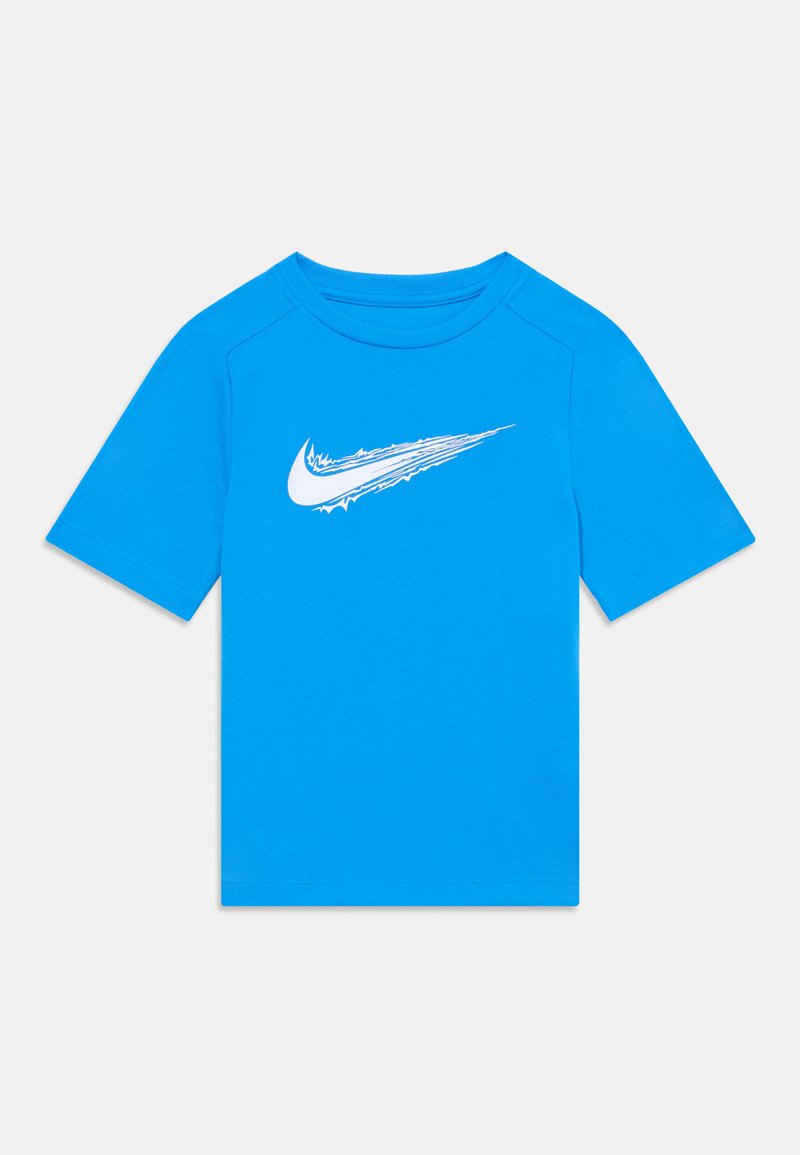 Sinine lühikeste varrukatega T-särk pehmest kangast, mille esiküljel on valge Nike swoosh logo. Klassikaline ümar kaelus ja tavaline lõige.