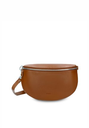 Braune Leder-Umhängetasche in Halbmondform mit silbernem Reißverschluss und verstellbarem Riemen auf weißem Hintergrund.