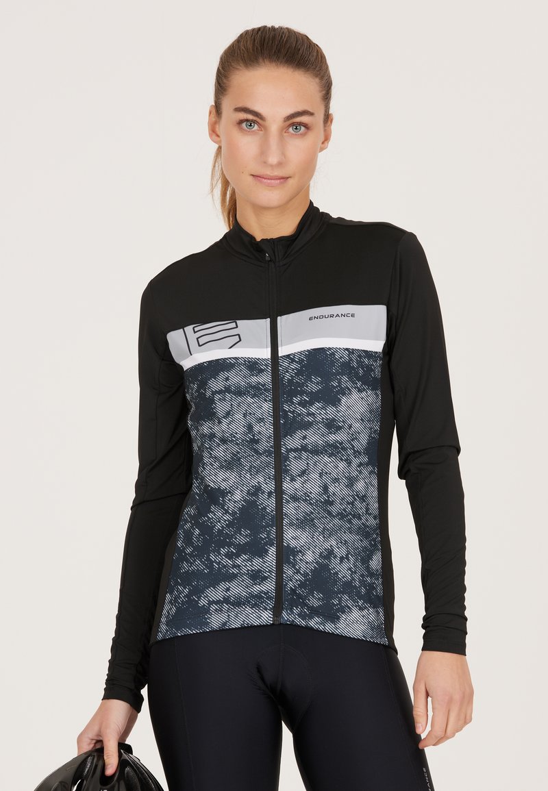 Långärmad cykeltröja med svart överdel och en lätt blå-gråmönstrad nedre del, med en hel dragkedja och "ENDURANCE"-logotyp.