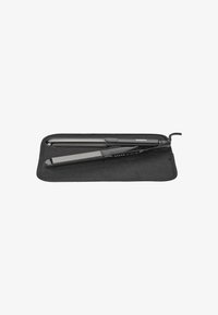 Fer à lisser noir avec des plaques brillantes, logé dans une pochette en tissu noir résistant à la chaleur. Dispose de plusieurs réglages de température et d'un cordon pivotant.