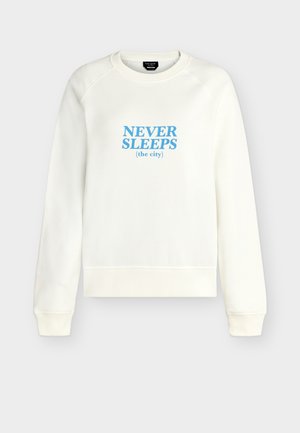 Λευκό φούτερ με μακριά μανίκια με ανοιχτό μπλε κείμενο "NEVER SLEEPS (the city)" στο κέντρο μπροστά, στρογγυλή λαιμόκοψη και ριμπ μανσέτες.