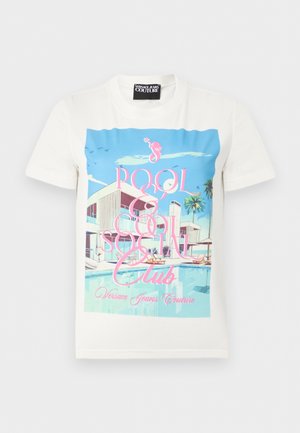 Wit t-shirt met een kleurrijke afbeelding van een moderne zwembadscène, palmbomen en roze tekst met de woorden "Pool & Cool Social Club."