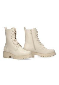 Botas de combate beige con cordones en la parte delantera, cremallera lateral y suela de goma texturizada. Fabricadas en material suave con un diseño de tacón cuadrado.