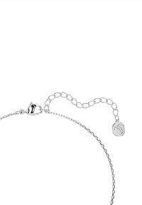 Sølvsnor halskæde med en krabbeclasp og en justerbar forlængerkæde, der ender i en oktagonal charm indgraveret med et svanedesign.