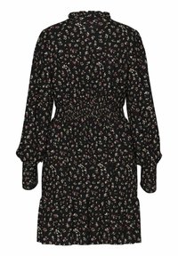 Robe noire avec de petits motifs floraux en blanc et rose. Comprend un col volanté et une taille élastiquée ; manches longues bouffantes et ourlet en couches.