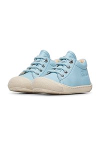 Sneakers in pelle blu chiaro con design a lacci, occhielli argentati, suola in gomma bianca e punta testurizzata. Presentano il logo sul lato.