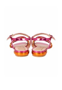 Sandali metallici rosa e arancioni con suola piatta, cinturino alla caviglia e dettagli decorativi intrecciati. Texture liscia con finitura riflettente.