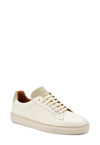 Sneaker bianca in pelle con dettagli in suede, linguetta beige, chiusura con lacci, suola in gomma texturizzata e design minimalista.