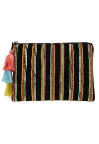 Pochette noire texturée ornée d'une broderie verticale multicolore et de trois pompons décoratifs rose, bleu et jaune sur le côté.