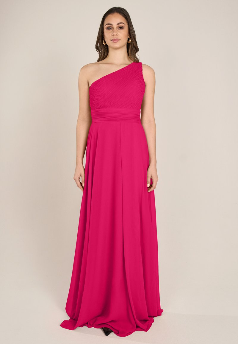 Fuchsia Abendkleid mit einem Schulterdesign, plissee-förmigem Oberteil und fließendem Rock aus leichtem Stoff, der bis zum Boden reicht.