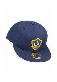 Blauer Hut mit flachem Schirm, der auf der Vorderseite ein gesticktes LA Galaxy-Logo in Gelb und Blau zeigt. Hergestellt aus einem Stoff mit strukturierter Oberfläche.