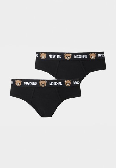 Δύο μαύρα εσώρουχα με ελαστική μέση που διαθέτουν καφέ προσωπάκια αρκούδας και λευκά λογότυπα "MOSCHINO" σε απλό φόντο.