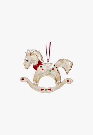 Gennemsigtig akryl vuggehestsornament med røde og grønne accenter, prydet med en butterfly og dekorative hvide linjer; hængende med et rødt bånd.