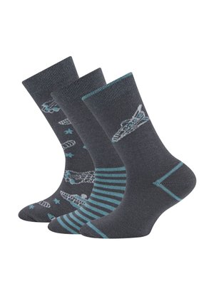 Drei Paar dunkelgraue Socken mit unterschiedlichen Designs: eine mit Sternen und einem Flugzeug, eine mit einem Flugzeugmuster und eine mit türkisfarbenen Streifen.