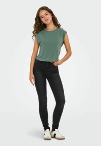 ONLY NORMAL GESCHNITTEN U-BOOT AUSSCHNITT  - Camiseta básica - laurel wreath