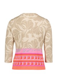Top beige avec un grand motif floral, manches trois-quarts, et une bande géométrique rose vif et orange en bas.