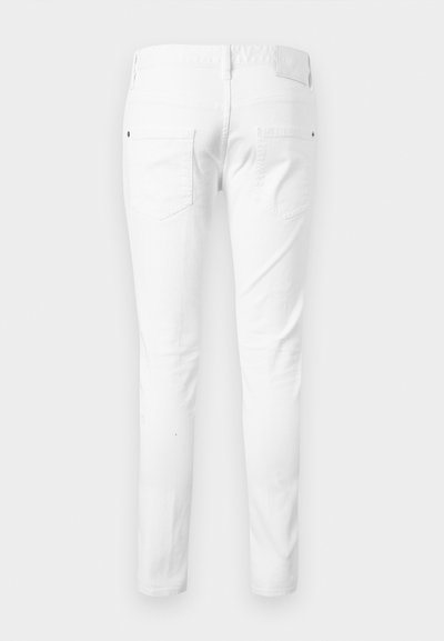 Λευκά τζιν από ντένιμ με στενή εφαρμογή, σχεδιασμό με πέντε τσέπες και λεία υφή. Η πίσω όψη δείχνει δύο τσέπες με επιδιορθώσεις και ελάχιστα μεταλλικά εξαρτήματα.