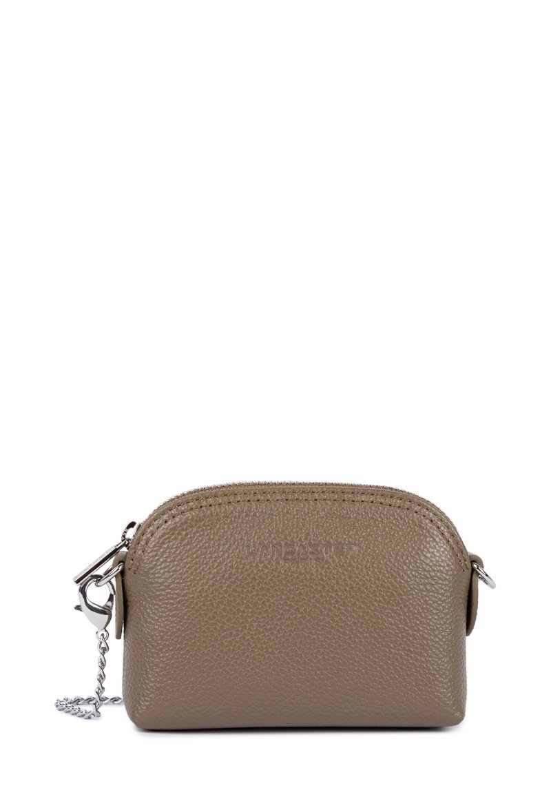 Piccola pochette in pelle texture verde oliva, con accessori in argento, dotata di chiusura con zip e catena staccabile. Design compatto e funzionale.