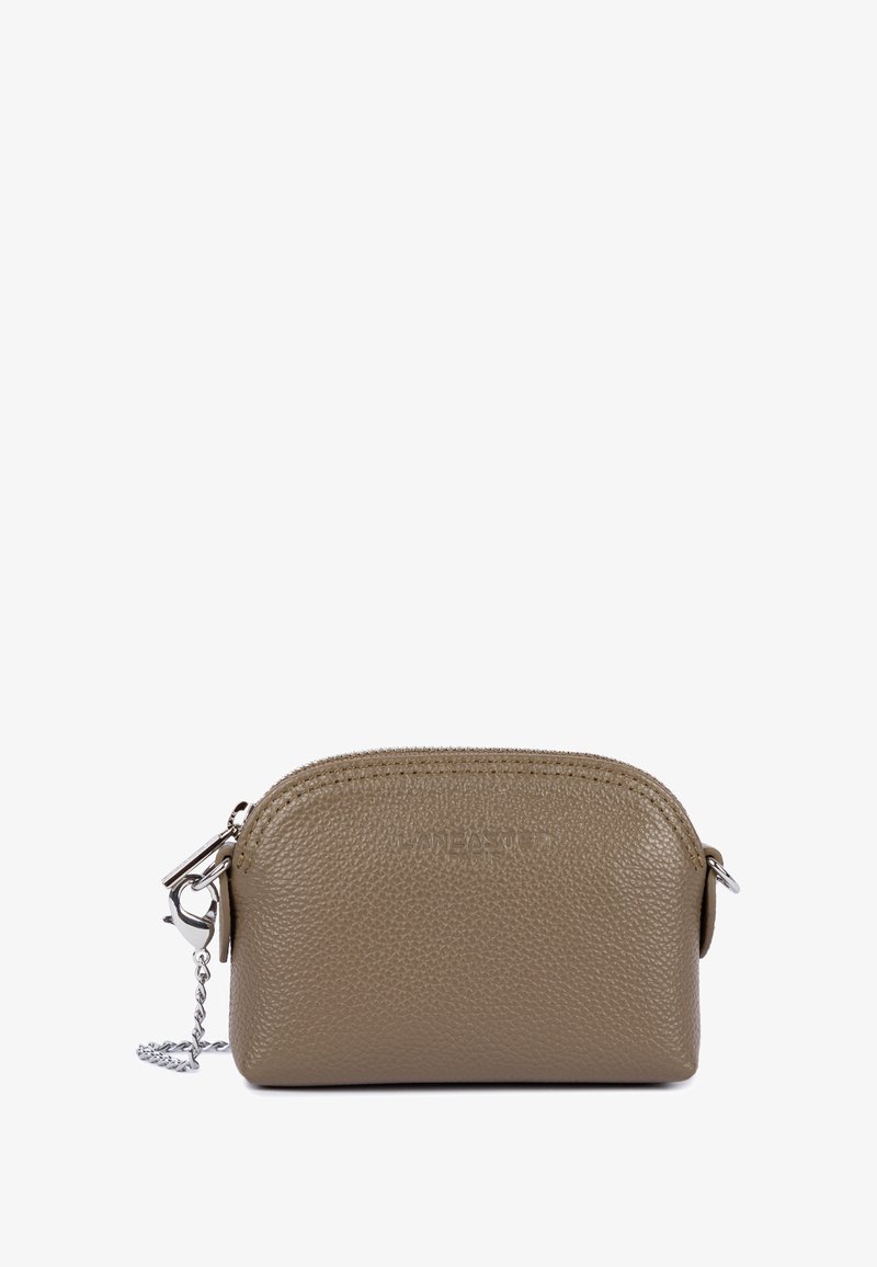 Petit sac en cuir texturé de couleur vert olive avec des garnitures en argent, doté d'une fermeture éclair et d'une chaîne détachable. Design compact et fonctionnel.