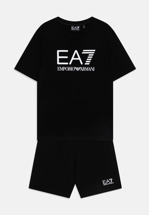 Set di tshirt a maniche corte e pantaloni corti in cotone nero con logo bianco "EA7 Emporio Armani". Collo rotondo, vestibilità rilassata e design minimalista.
