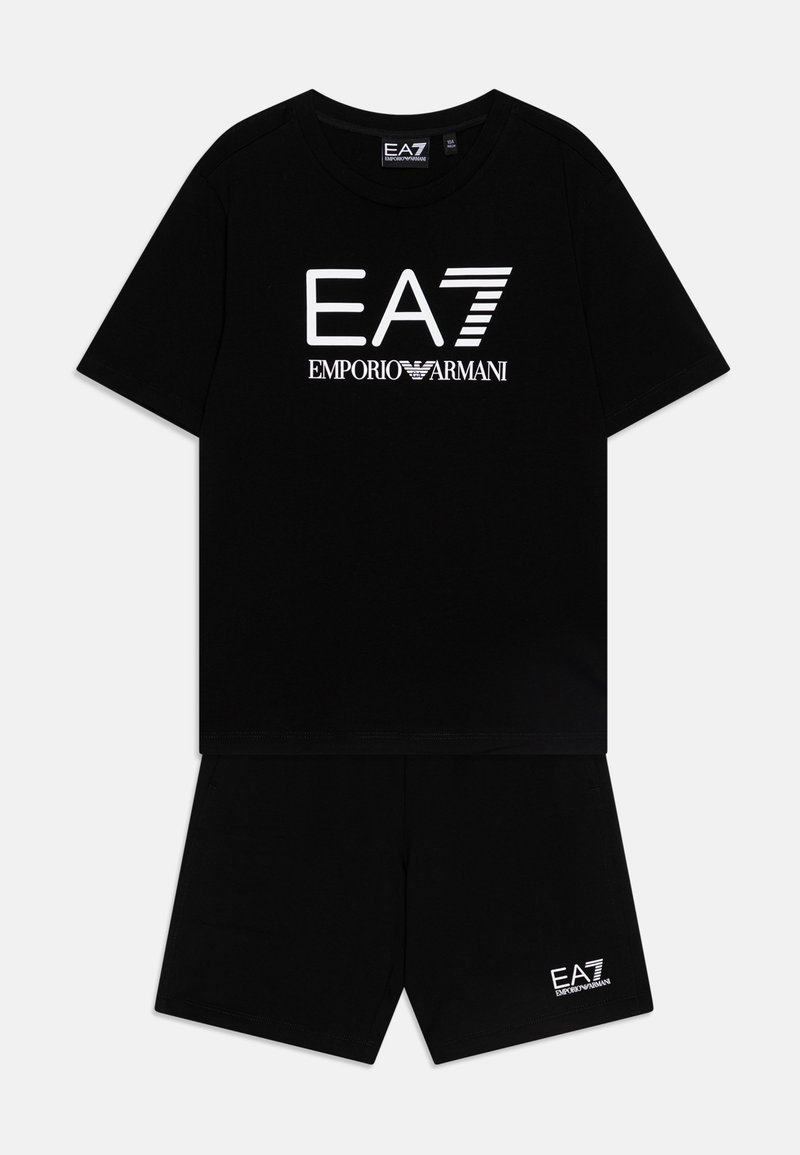 Crni pamukasti set kratkih rukava majice i kratkih hlača s bijelim logotipom "EA7 Emporio Armani". Okrugli izrez, opušteni kroj i minimalistički dizajn.