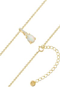 Zelta ķēdes kaklarota ar bumbierveida opāla piekariņu un mazu dimantu rindu, teksturētām saitēm un regulējamu sprādzi.