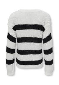 Pull en maille blanche avec de larges rayures horizontales noires au dos et sur les manches, doté d'un col rond et de poignets côtelés.