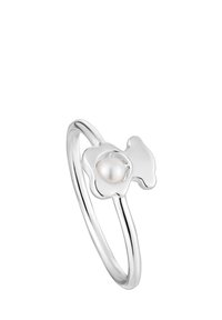 Anillo de plata con diseño de flor y una perla redonda en el centro. Acabado liso, banda delgada y superficie pulida.