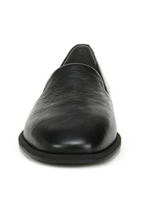 Zwarte leren instapschoen met een gladde afwerking, ronde neus en een platte rubberen zool. Minimalistisch ontwerp zonder opvallende hardware of patronen.