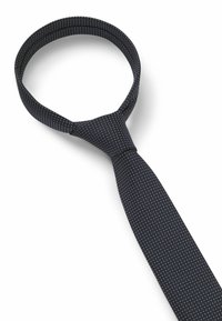 Cravatta blu navy con un fine motivo a pois bianchi, realizzata in tessuto liscio con un design tradizionale e punta appuntita.