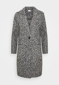 Grå och svart texturerad kappa med slagkrage, enkel knappstängning och långa ärmar. Tillverkad av ett tjockt garnmaterial.