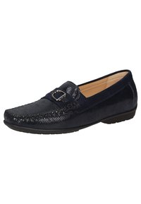 Navyblaue Loafer aus strukturiertem synthetischem Material mit einem Wildlederakzent und dekorativem silbernem Schnallen-Detail auf dem Spann. Flache Sohle.