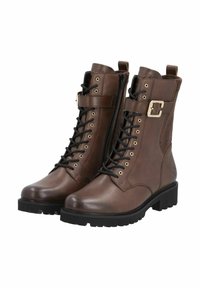 Botas de piel marrón con cordones y cremallera lateral, acento de hebilla dorada y un panel texturizado. Suela de goma gruesa con patrón de taco.