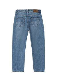 Jeans de mezclilla azul claro con corte recto, cinco bolsillos y una pequeña etiqueta de cuero marrón en la cintura. Tela suave y texturizada.