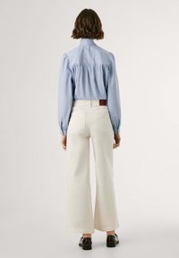 Pepe Jeans HIGH RISE WIDE CROP TANIA POCKET - Jeans a zampa - oyster white