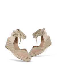 Sandalias de cuña de espadrille en color beige con suela de paja tejida, tiras de tela atadas y un upper suave con diseño a bloques de color.