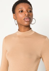 Selected Femme SLFMANDY HIGH NECK  - Camisola de manga comprida - tannin