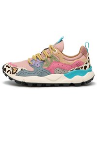 Flerfärgad sneaker med en blandning av texturer: rosa, grå och leopardmönstrade accenter. Har en tjock svart sula och gula snören.