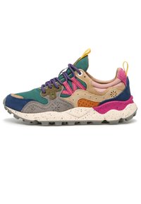 Sneaker multicolore con un mix di materiali in suede e rete. Presenta pannelli verdi, rosa e beige, lacci viola e una suola maculata.